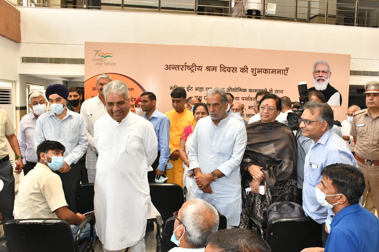 Honourable Dignitary interacting with the female Brick kiln Workers.