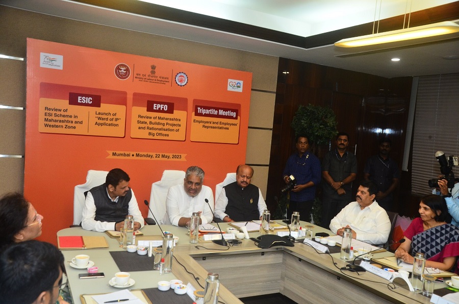 Honourable Minister Shri Bhupender Yadav, Shri Devendra Fadnavis, Dy. CM, Maharashtra hold meeting with representatives of workers of unorganized sector and gig workers of Maharashtra.