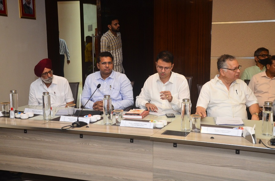 Honourable Minister Shri Bhupender Yadav, Shri Devendra Fadnavis, Dy. CM, Maharashtra hold meeting with representatives of workers of unorganized sector and gig workers of Maharashtra.