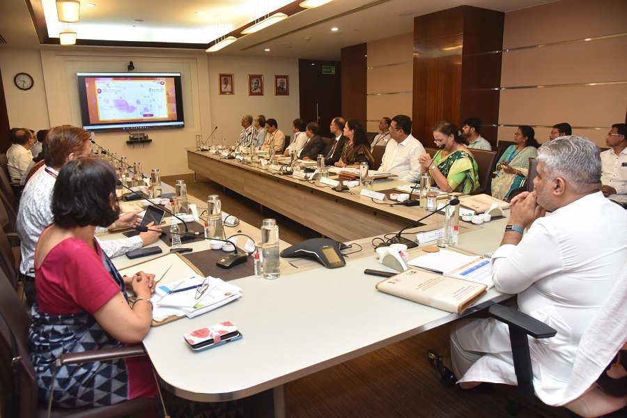 Honourable Minister Shri Bhupender Yadav, Shri Devendra Fadnavis, Dy. CM, Maharashtra hold meeting with representatives of workers of unorganized sector and gig workers of Maharashtra.